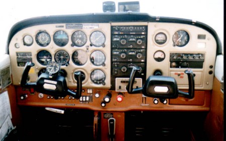 cessna 172 cockpit busses